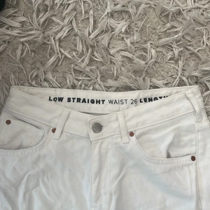 Lågmidjade vita jeans - Lågmidjade vita straight jeans! Nästan helt oanvända. Og pris 500