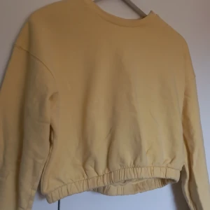Cropped hoodie  - Har lite missfärfningar och därför är det så billigt. Har fler likadana så in och kika. Skriv om ni undrar något 💞
