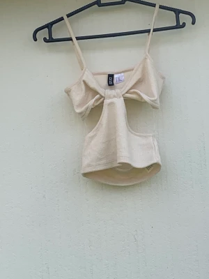 Linne  - Linne från hm som sitter fint på, ifall passformen är svår att se kontakta mig för fler bilder. 