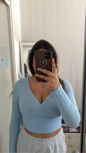 Ljusblå tröja  - Långärmad , tunn blå tröja  Knappt haft på den, som ny