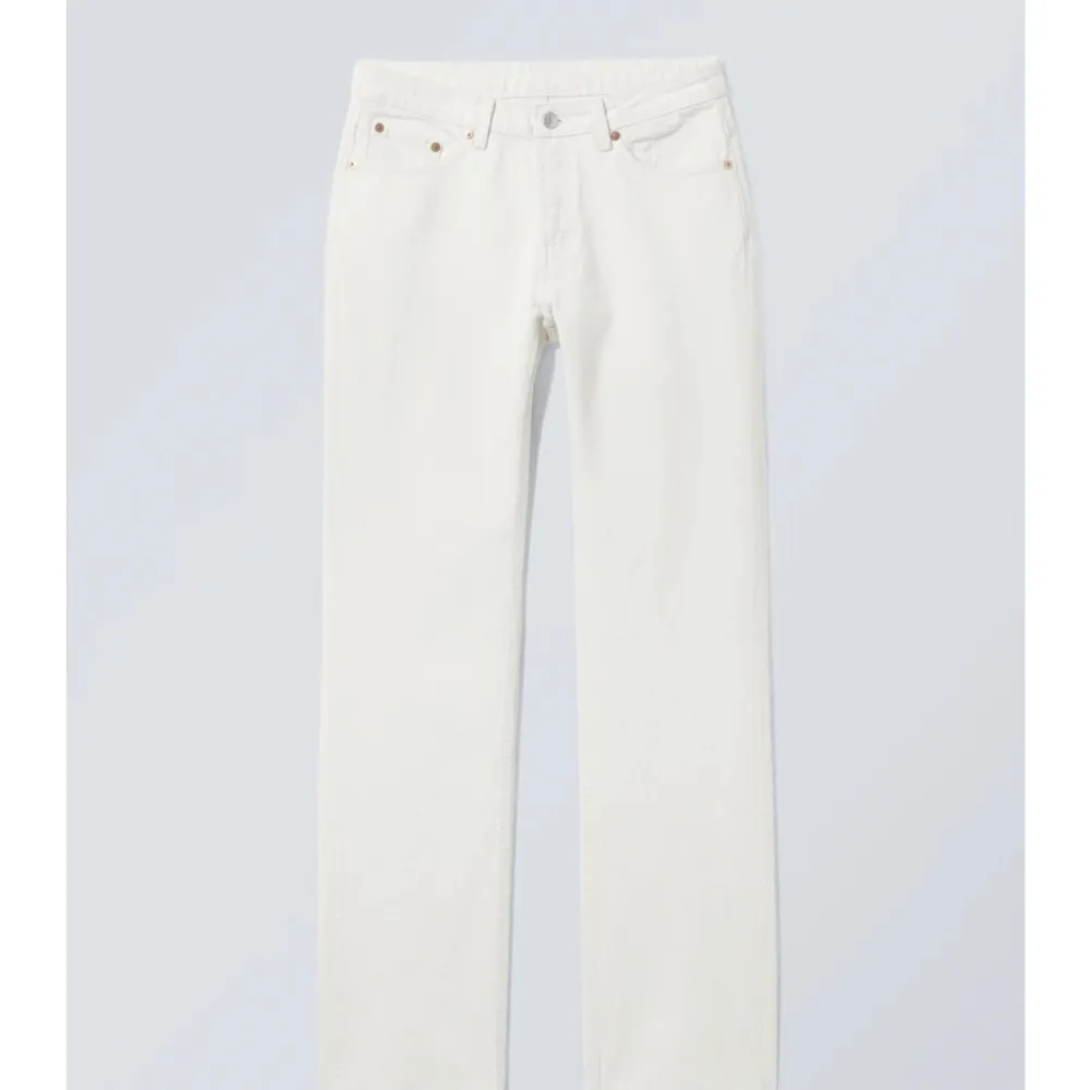 Vita jeans i bra skick från weekday, for korta för mig.. de är i W28 L30. Jeans & Byxor.