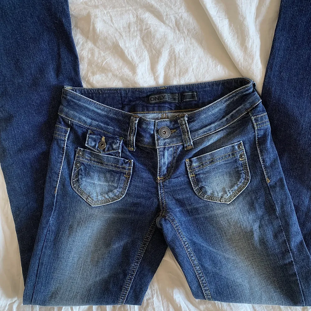Säljer så fina lågmidjade och utsvängda jeans med fickor. Mycket bra skick! De är lite korta för mig i smaken därav säljer jag de, jag är 171 cm ☺️Skriv vid frågor eller för fler bilder! 💗. Jeans & Byxor.