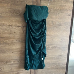 Klänning - Jättefin klänning som aldrig blivit  använd så finns lappar kvar. Står att det är en strl L på lappen men skulle säga att den passar en S/M. Dragkedja i ryggen