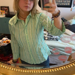 2000’s skjorta - Jätte fint matrial, knappt använd. Älskar färgen och den passar till det mesta. Skriv privat för fler bilder/frågo🌸. Köparen står för frakten, men kan mötas upp i Malmö💕💝
