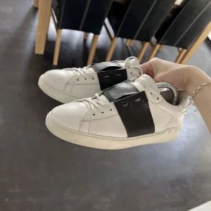 Valentino sneakers - Endast Budgivning, säljer bara vid rimligt bud