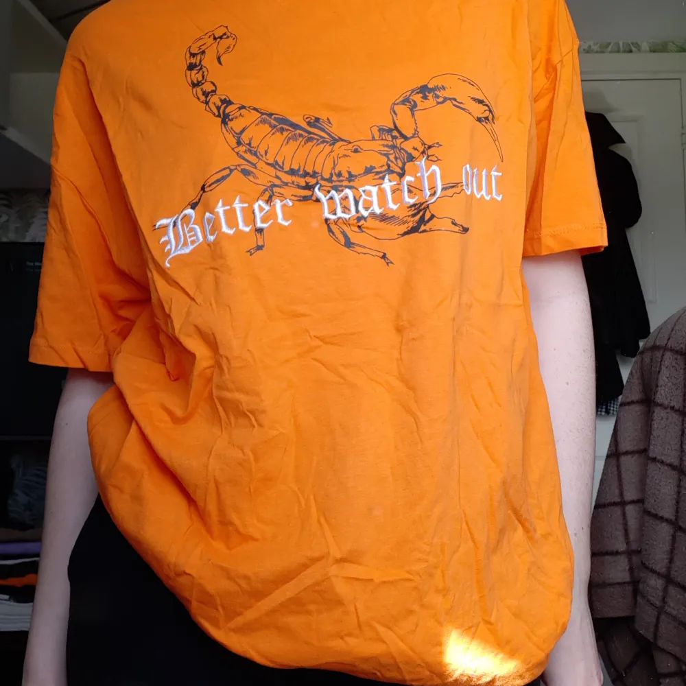 Orange oversized t-shirt med ett skorpion-tryck. Använd ensadt en gång och den används inte längre🧡. T-shirts.