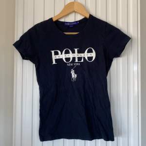 Polo Rahlp Lauren T-shirt med tryck i bra skick. I storlek M men eftersom den är slim fit är den mer som S/Xs!