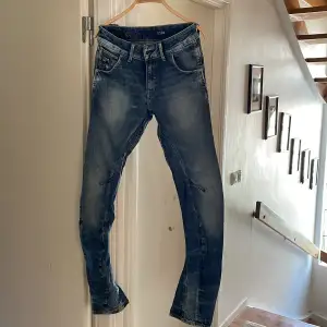 G star- jeans i gott skick men använda. Arc loose tapered 24/32  Liten slitning/hål på vänster lår. Den är hjulbenta som syns på bilden och man behöver ha ganska smala ben är min bedömning.   