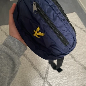 Lyle&scott väska  - Den här väskan blir perfekt för sommaren. Den rymmer en telefon, plånbok osv. Pris kan diskuteras!
