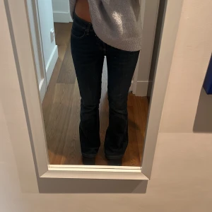 Lågmidjade zara jeans - Säljer dessa populära lågmidjade bootcut jeans från zara💕Inga defekter. Dom är bra i längden på mig som är 173cm. Köparen står för frakten.