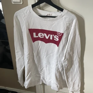 Levi’s sweatshirt - Välanvänd men har inga fläckar eller liknande, kommer inte till användning längre därav säljs den. Vid snabb affär kan pris diskuteras!! Köpare står för frakt!!! Nypris 599kr