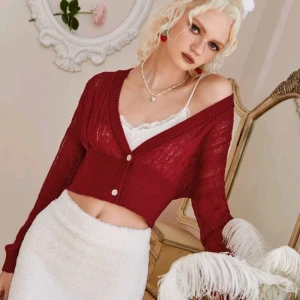 Röd kofta  - Skit söt köfta, har använts 2 gånger , köpt för 150 kr säljs för 100 kr ! Skriv om ni är intresserade eller köp med "köp nu" knappen! 