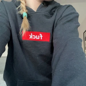 fuck hoodie - Snygg svart hoodie med tryck❤️  Använd fåtal gånger!! 