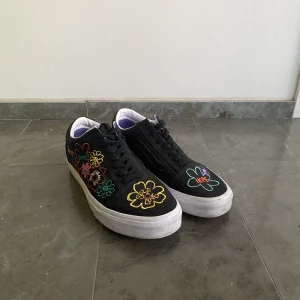 Vans och converse cdg - Hej!  bild 1: Vans old skool storlek Eu 40 Skick 9/10 200kr Bild 2: Vans slip ons storlek eu 38.5 Skick 6/10 150kr Bild 3: Converse CDG storlek eu 41.5 Skick 5-4/10 100kr  Pris är diskuterbart på alla  Paket pris 400