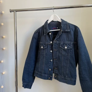 Oversize jeansjacka - Mörkblå jeansjacka💙 Strl XL men är mer som en 38.