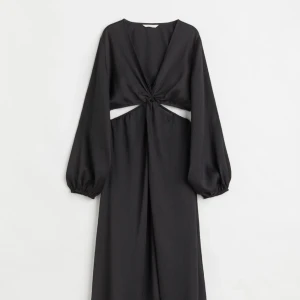 Klänning - Svart klänning från H&M i Stl L. Oanvänd 