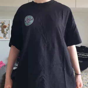Oversized T-shirt - En, väldigt, oversized t-shirt med Spongebob tryck. Det är storlek S men den hade lätt kunnat passa någon som bär storlek M eller L.  Säljes pga. att det inte kommer till användning. Tröjan är endast använd ett fåtal gånger💕🌷