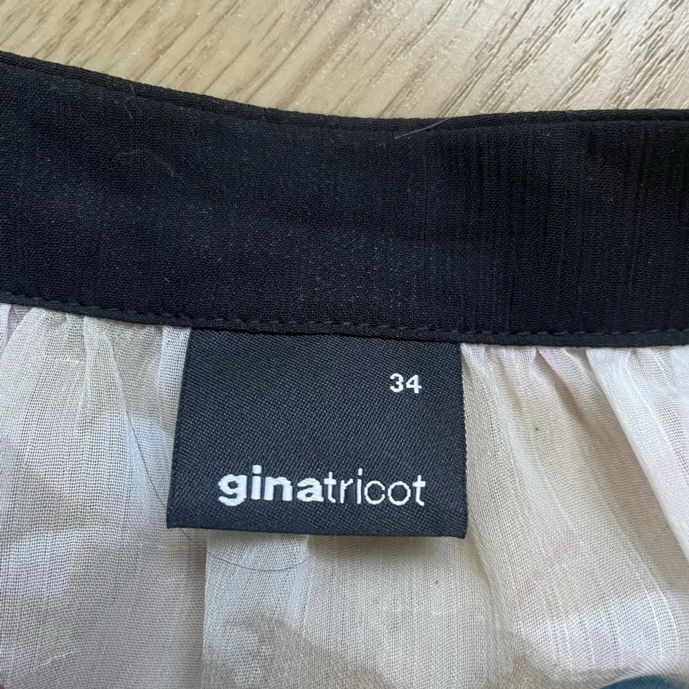 En blommig topp från Ginatricot i storlek 34. T-shirts.
