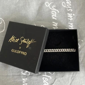 Armband - Äkta silver som originellt kostar ca 1100kr. Har dock ett par ställen utan dessa ”diamanter” men det märks inte alls när man har den på!