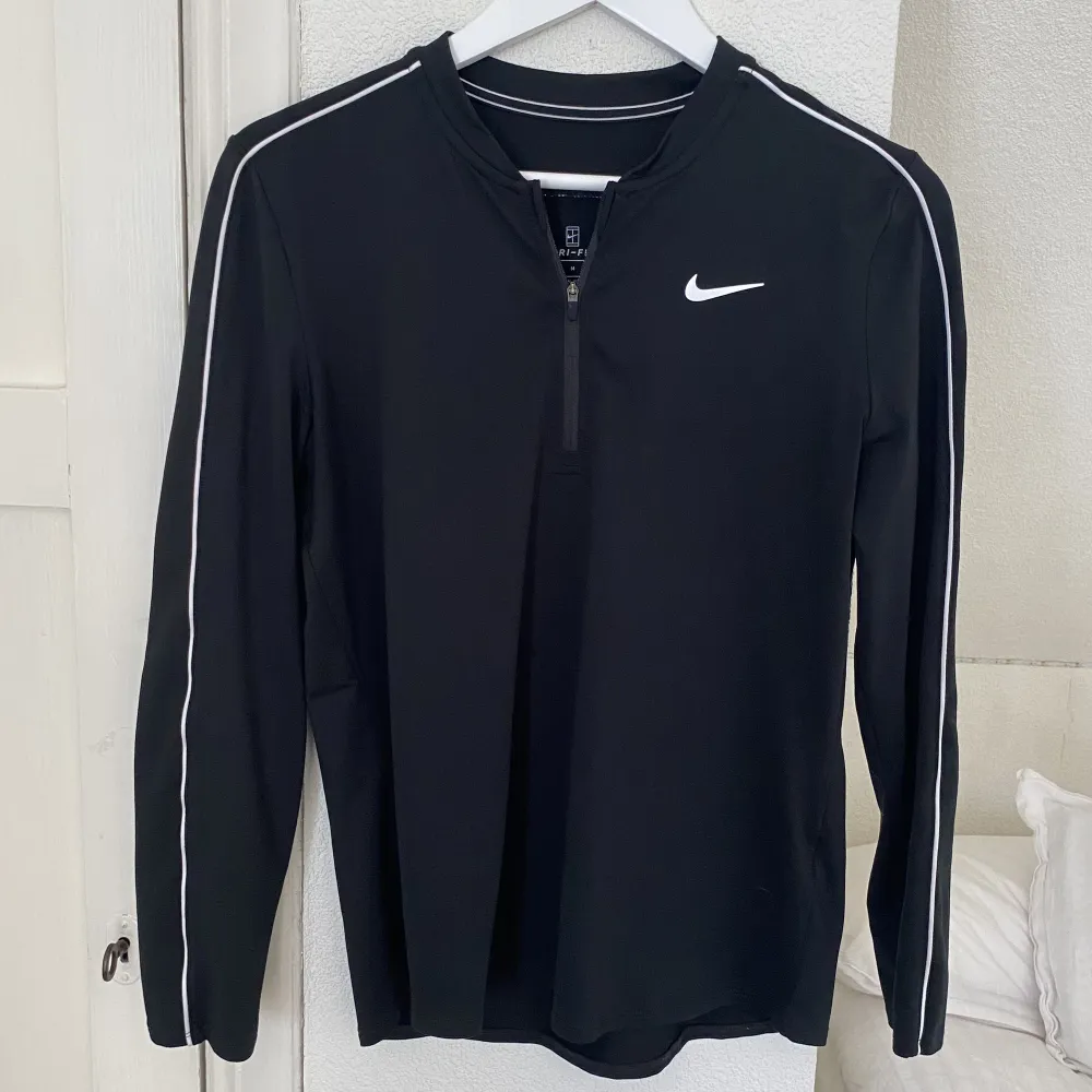 Nike court half zip träningströja. I färgen svart med vita detaljer. Bra skick, storlek M.. Hoodies.