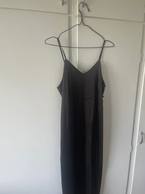 Satin klänning  - Jättefin klänning med slits (se bild)  Helt oanvänd!