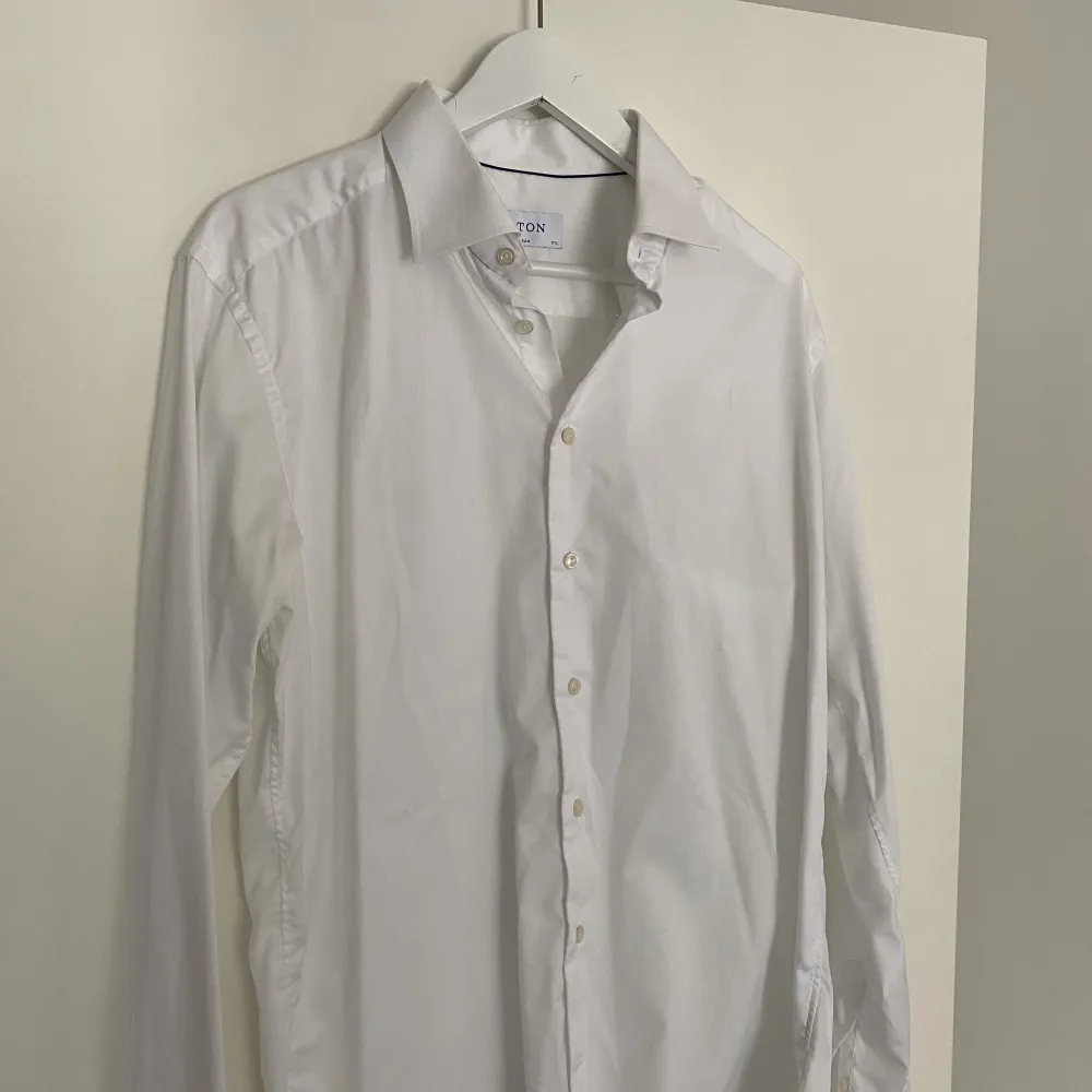 En vit Eton skjorta i 100% bomull, gott skick . Skjortor.