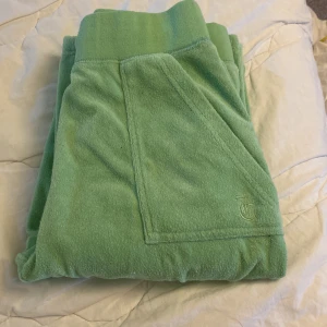 Juicy byxor  - Byxorna är sönder tvättade typ och så är 2st knappar borta så jag säljer de billigt (: