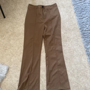 Kostymbyxor  - Fint skick. Bruna/ beiga kostymbyxor. Tunna i materialet och sitter skönt 