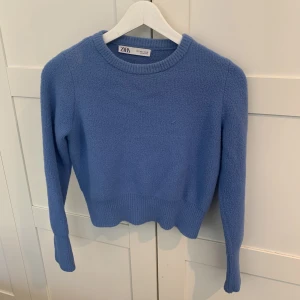 Blå stickad tröja  - Blå stickad tröja från zara, så mjukt material. Storlek S. Frakt tillkommer ❤️