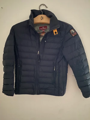 Parajumper jacka  - Säljer nu min parajumper jacka storlek XS säljer den eftersom gillar inte parajumper och den är för liten. Fint skick ett jätte litet hål på armen som inte syns.