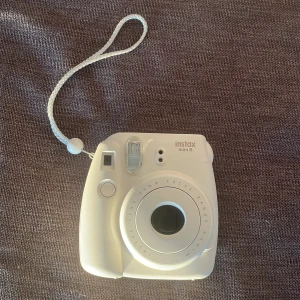 Instax mini8 - Säljer min instax mini 8. Har använt den några gånger.finns 10 foton i den även 10 till som ni ser på bilden där uppe.