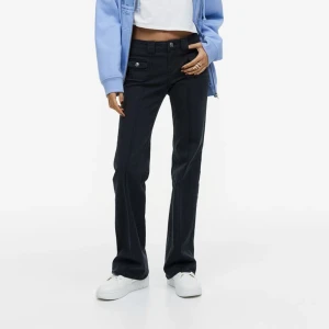 Cargobyxor hm - Säljer dessa då de ej kommer till användning! Kan tänka mig byta emot ett par gröna i samma storlek annars ❤️nyskick 