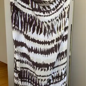 One shoulder  klänning från Tiger af Sweden, fodrat. Ej genomskinlig   Ny med prislappen kvar  