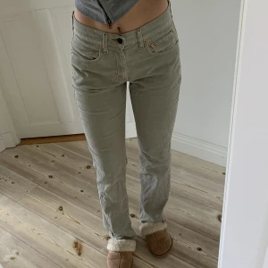 Levis jeans  - Säljer dessa levis Manchester jeans💗 har ett litet lagat hål så skriv för bild, sitter så bra😻