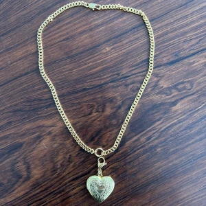 Halsband + berlock - Säljer en halskedja från Muli Collection + en berlock från ett spanskt märke.  Hjärtat går även att öppna. 💌  Köpare står för frakt.  