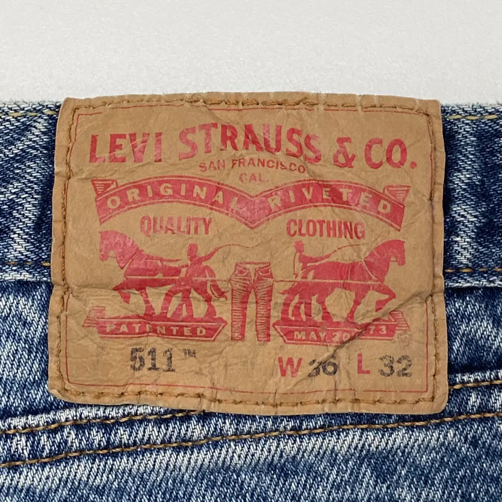 Coola jeans från Levis som är ripped på ena knät och lappat på andra. Köpt secondhand och är rätt så säker på att de är eftergjort. Så rätt så unika o coola;) Säljer pga att ja knappast använder dem. Perfekt skick och inget slitage:D. Jeans & Byxor.