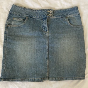 Jeanskjol  - Jeanskjol, inte för kort. Den är för stor för mig annars hade jag använt den. Köpare står för frakt