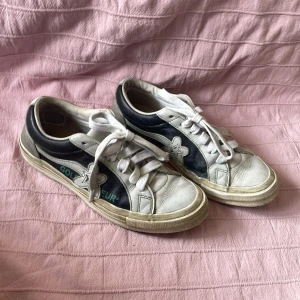 Golf le fleur converse - Jättefina golf me fleur skor! Använda men så bra kvalitet!! Dom är grå, svarta och gröna. 