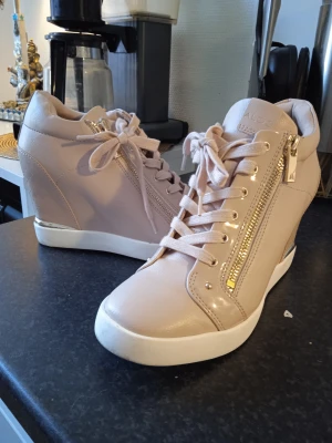 Trixie sneakers  - Sjukt snygga höga trixe sneakers från Aldo. Storlek 38.5. slutsålda vad jag kan se 