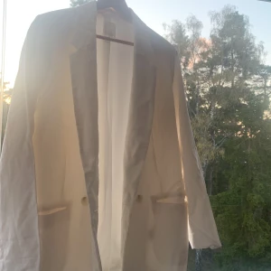 Vit kavaj - Denna vita kavaj är endast använd en gång och helt felfri. Passar perfekt till studenten och annat festligt!