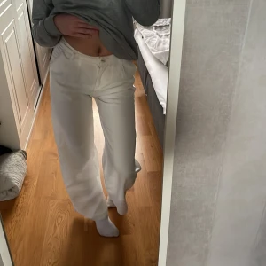 Linnebyxor  - Så fina vida linnebyxor i lite finare kostymbyx design! Säljer då de inte kommer till användning längre, bra skick 