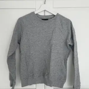 En grå sweatshirt från lager157