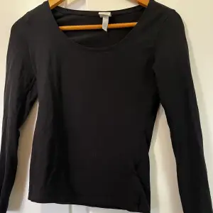 En svart basic långärmad tröja, storlek S. Använt i god skick. Kan skickas med frakt, Swish betalning. 