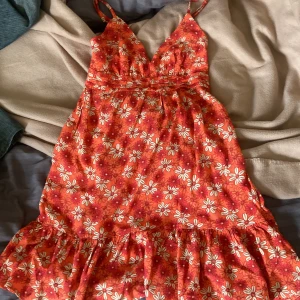 Klänning  - Säljer den blommiga klänning från bikbok för den är inte riktigt min stil. Den passar nog bäst om man har lite mindere bröst. Skriv för frågor 💕ps bandet fick av när jag tästade den man man kan nog sy dit det igen! 