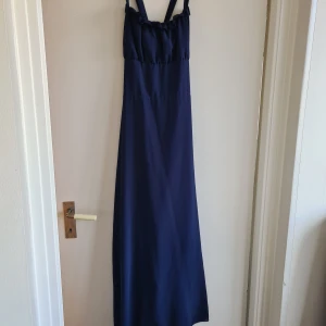 Jättefin långklänning  - Jättefin långklänning! Endast använd 1 hång på bröllop. Strykfritt material. Fina detaljer och knytning I ryggen så passar många olika kroppsformer.