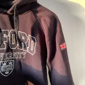 Blå/navy hoodie med Oxford university skrift