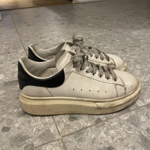 Alexander mqueen skor  - Säljer de här snygga skorna från Alexander mqueen, har använt de mycket och därav priset❤️