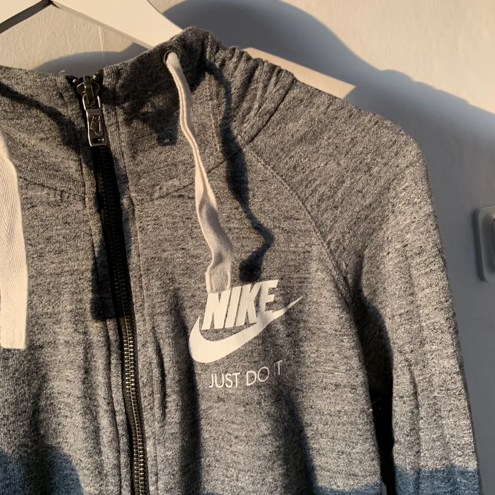 Zip tröja från Nike, grå och tunn. Tröjor & Koftor.