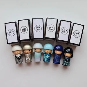 Kokeshi Dockor - 6 st kokeshi dockor från Skincity.  Paketpris 150 kr. Finns att hämta i Täby C. Köparen står för frakten. 💌