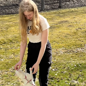 All is love - Croptop från hm. Köpt för ca 2 år sedan och använt ett antal gånger. Är i fint skick. Väldigt kort på mig som är 160cm med storlek B. (Inte jag på bilden, bad min syster att vara modell😅)